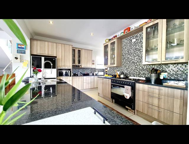 5 BEDROOM HOUSE FOR SALE IN LEEUWFONTEIN ESTATE